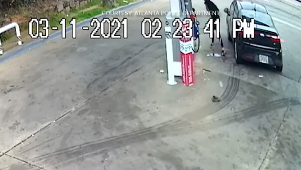 82 வயசானவரா இப்படி செய்தார்... ஒரே தள்ளாக தள்ளி திருடனை காலி செய்த முதியவர்... மெய்சிலிர்க்க வைக்கும் வீடியோ!!