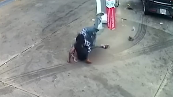 82 வயசானவரா இப்படி செய்தார்... ஒரே தள்ளாக தள்ளி திருடனை காலி செய்த முதியவர்... மெய்சிலிர்க்க வைக்கும் வீடியோ!!