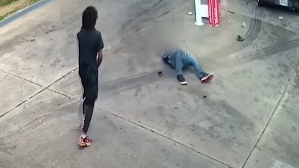 82 வயசானவரா இப்படி செய்தார்... ஒரே தள்ளாக தள்ளி திருடனை காலி செய்த முதியவர்... மெய்சிலிர்க்க வைக்கும் வீடியோ!!