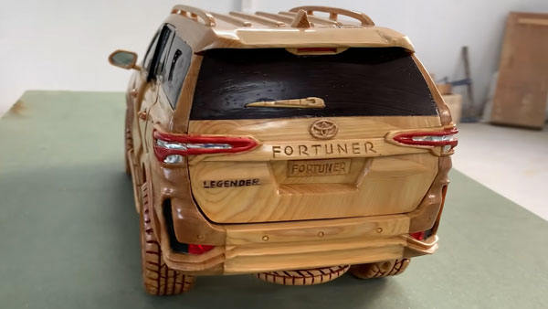 டொயோட்டா ஃபார்ச்சூனர் காருக்கு இப்படியொரு ரசிகரா!! அசத்திவிட்டார் போங்க...