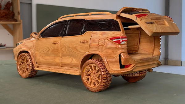 டொயோட்டா ஃபார்ச்சூனர் காருக்கு இப்படியொரு ரசிகரா!! அசத்திவிட்டார் போங்க...