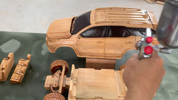 டொயோட்டா ஃபார்ச்சூனர் காருக்கு இப்படியொரு ரசிகரா!! அசத்திவிட்டார் போங்க...