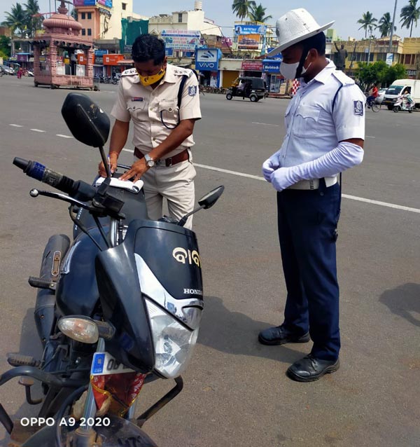தீவிரமடையும் கொரோனா வைரஸ் பரவல்... முக கவசம் அணியாத காவலருக்கு ரூ.2,000 அபராதம்!! தீவிரமடையும் கொரோனா வைரஸ் பரவல்... முக கவசம் அணியாத காவலருக்கு ரூ.2,000 அபராதம்!!