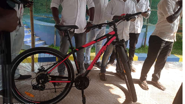 கப்பல் போன்ற ரோல்ராய்ஸ் கார் இருக்க சைக்கிளில் வந்த நடிகர் விஜய்... ரொம்ப யோசீக்காதீங்க இதுதான் காரணமாம்... கப்பல் போன்ற ரோல்ராய்ஸ் கார் இருக்க சைக்கிளில் வந்த நடிகர் விஜய்... ரொம்ப யோசீக்காதீங்க இதுதான் காரணமாம்...