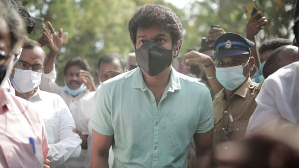 கப்பல் போன்ற ரோல்ராய்ஸ் கார் இருக்க சைக்கிளில் வந்த நடிகர் விஜய்... ரொம்ப யோசீக்காதீங்க இதுதான் காரணமாம்... கப்பல் போன்ற ரோல்ராய்ஸ் கார் இருக்க சைக்கிளில் வந்த நடிகர் விஜய்... ரொம்ப யோசீக்காதீங்க இதுதான் காரணமாம்...