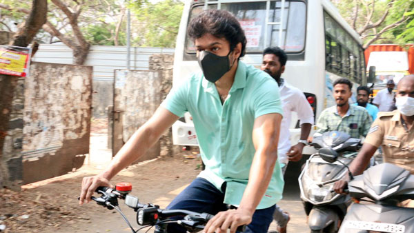 கப்பல் போன்ற ரோல்ராய்ஸ் கார் இருக்க சைக்கிளில் வந்த நடிகர் விஜய்... ரொம்ப யோசீக்காதீங்க இதுதான் காரணமாம்... கப்பல் போன்ற ரோல்ராய்ஸ் கார் இருக்க சைக்கிளில் வந்த நடிகர் விஜய்... ரொம்ப யோசீக்காதீங்க இதுதான் காரணமாம்...