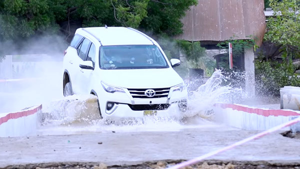 சவாலான சாலையில் புதிய வரலாறு படைத்த முன்னாள் கிரிக்கெட் விளையாட்டு வீரர்... மிரண்டு நின்ற கார் பந்தய வீரர்கள்... வீடியோ!