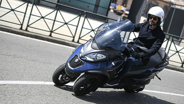 ஸ்டாண்ட் தேவைப்படாத 3 சக்கர ஸ்கூட்டர்... பார்க்க கார் மாதிரி இருக்கும் பியாஜியோ ஸ்கூட்டர் உலகளவில் வெளியீடு!!