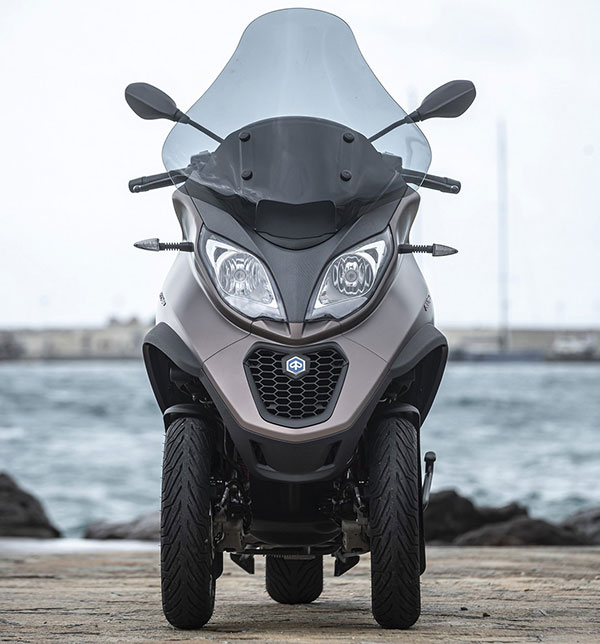 ஸ்டாண்ட் தேவைப்படாத 3 சக்கர ஸ்கூட்டர்... பார்க்க கார் மாதிரி இருக்கும் பியாஜியோ ஸ்கூட்டர் உலகளவில் வெளியீடு!!