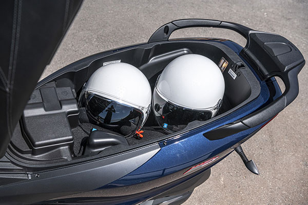 ஸ்டாண்ட் தேவைப்படாத 3 சக்கர ஸ்கூட்டர்... பார்க்க கார் மாதிரி இருக்கும் பியாஜியோ ஸ்கூட்டர் உலகளவில் வெளியீடு!!