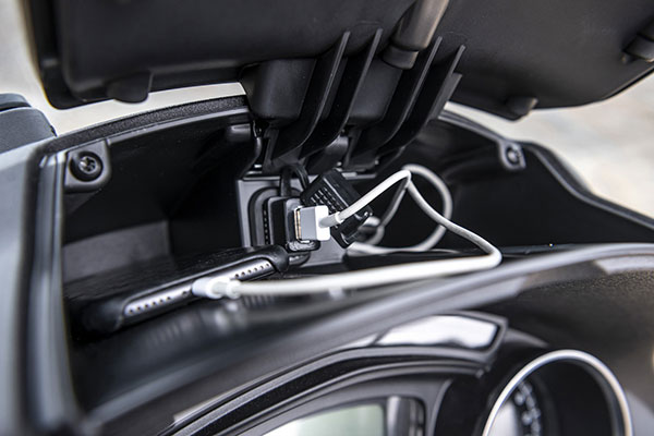 ஸ்டாண்ட் தேவைப்படாத 3 சக்கர ஸ்கூட்டர்... பார்க்க கார் மாதிரி இருக்கும் பியாஜியோ ஸ்கூட்டர் உலகளவில் வெளியீடு!!