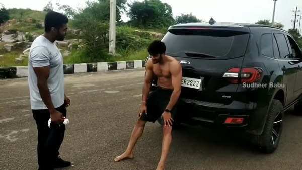 கால்ல செருப்புகூட இல்லாம நடுரோட்டில் காரை தள்ளி சென்ற பிரபல நடிகர்... தினமும் இப்புடி செய்றாராம்... வேண்டுதலா இருக்குமோ!!