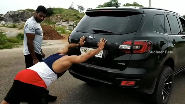 கால்ல செருப்புகூட இல்லாம நடுரோட்டில் காரை தள்ளி சென்ற பிரபல நடிகர்... தினமும் இப்புடி செய்றாராம்... வேண்டுதலா இருக்குமோ!!