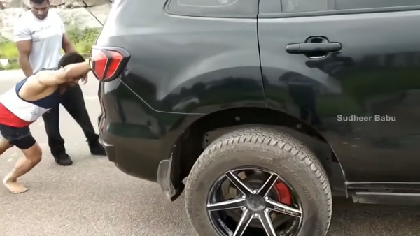 கால்ல செருப்புகூட இல்லாம நடுரோட்டில் காரை தள்ளி சென்ற பிரபல நடிகர்... தினமும் இப்புடி செய்றாராம்... வேண்டுதலா இருக்குமோ!!