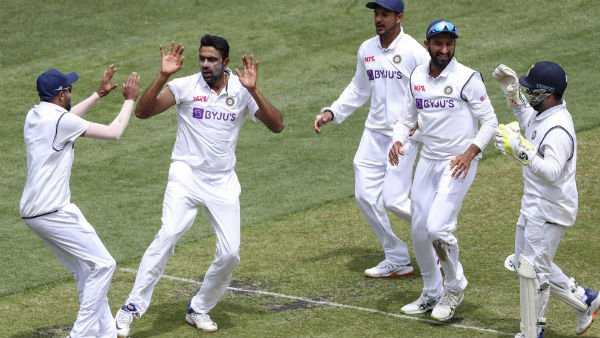 ஒன்றரை மணிநேரம் விமானத்திற்குள்ளேயே அடைப்பட்டு கிடந்த இந்திய கிரிக்கெட் வீரர்கள்!! காரணம் இதுதான்!