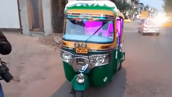 மனைவியின் நகைகளை விற்று பலருக்கும் உதவி செய்த ஆட்டோ டிரைவருக்கு நேர்ந்த கதி... போலீஸ் மீது கடுப்பான மக்கள்... மனைவியின் நகைகளை விற்று பலருக்கும் உதவி செய்த ஆட்டோ டிரைவருக்கு நேர்ந்த கதி... போலீஸ் மீது கடுப்பான மக்கள்...