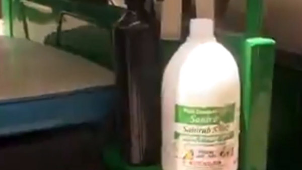 மனைவியின் நகைகளை விற்று பலருக்கும் உதவி செய்த ஆட்டோ டிரைவருக்கு நேர்ந்த கதி... போலீஸ் மீது கடுப்பான மக்கள்... மனைவியின் நகைகளை விற்று பலருக்கும் உதவி செய்த ஆட்டோ டிரைவருக்கு நேர்ந்த கதி... போலீஸ் மீது கடுப்பான மக்கள்...