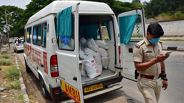 தொடரும் அவலம்! ஆம்புலன்ஸ் கிடைக்காததால் தாயின் உடலை ஆட்டோவில் ஏற்றி சென்ற மகன்... எங்கு தெரியுமா?