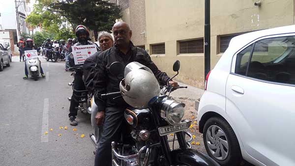 பைக்கர் ஜோடியை சுருட்டி எடுத்து சென்ற கொரோனா... சோகத்தில் மூழ்கிய பெங்களூரு பைக்கர் உலகம்... யார் இவர்கள்?