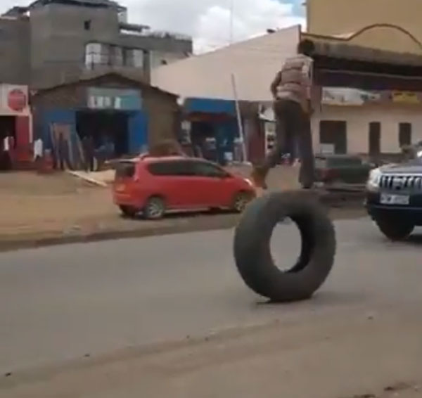 இதுக்கு தனி திறமை வேணும்ங்க... ஒற்றை டயரில் டிராவல் செய்யும் அதிசய சிறுவன்!! 