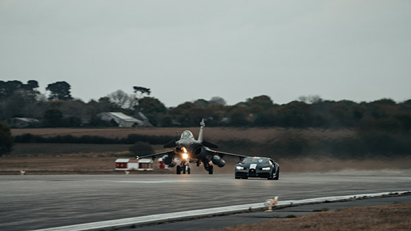 ஹைப்பர் கார்களின் அரசன் புகாட்டி சிரோன் ஸ்போர்ட் Vs ரஃபெல் போர் விமானம்! முடிவை எதிர்பார்த்திருக்கவே மாட்டீங்க