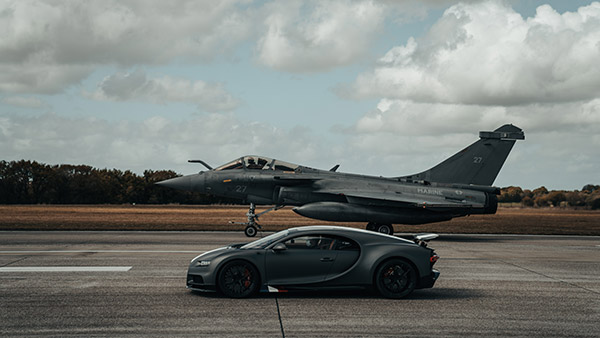 ஹைப்பர் கார்களின் அரசன் புகாட்டி சிரோன் ஸ்போர்ட் Vs ரஃபெல் போர் விமானம்! முடிவை எதிர்பார்த்திருக்கவே மாட்டீங்க