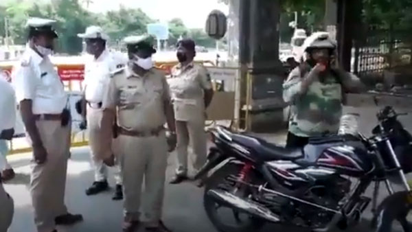 தடுத்து நிறுத்திய போலீஸ்... விஷ பாம்பை காட்டி தப்பிய இளைஞர்... ஒரு நிமிஷம் ஆடிபோய்டாங்க... வீடியோ!!