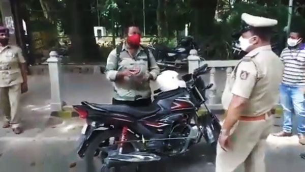 தடுத்து நிறுத்திய போலீஸ்... விஷ பாம்பை காட்டி தப்பிய இளைஞர்... வீடியோ!