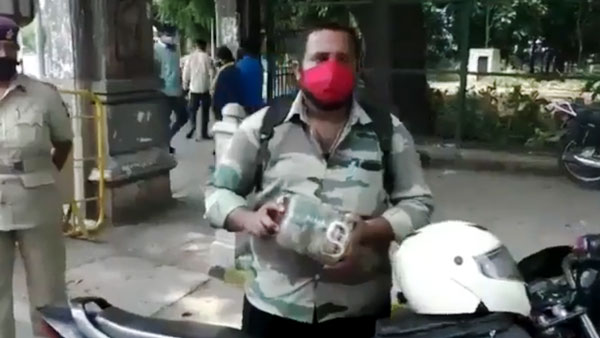 தடுத்து நிறுத்திய போலீஸ்... விஷ பாம்பை காட்டி தப்பிய இளைஞர்... வீடியோ!