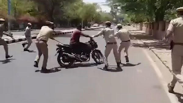 வலுக்கட்டாயமாக தூக்கி செல்லும் போலீஸ்... இந்த வீடியோவை பார்த்தால் இனி வீட்டை விட்டு வெளியே வரவே மாட்டீங்க வலுக்கட்டாயமாக தூக்கி செல்லும் போலீஸ்... இந்த வீடியோவை பார்த்தால் இனி வீட்டை விட்டு வெளியே வரவே மாட்டீங்க