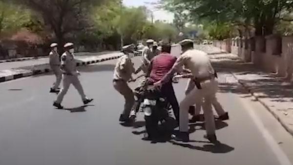 வலுக்கட்டாயமாக தூக்கி செல்லும் போலீஸ்... இந்த வீடியோவை பார்த்தால் இனி வீட்டை விட்டு வெளியே வரவே மாட்டீங்க வலுக்கட்டாயமாக தூக்கி செல்லும் போலீஸ்... இந்த வீடியோவை பார்த்தால் இனி வீட்டை விட்டு வெளியே வரவே மாட்டீங்க