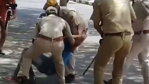 வலுக்கட்டாயமாக தூக்கி செல்லும் போலீஸ்... இந்த வீடியோவை பார்த்தால் இனி வீட்டை விட்டு வெளியே வரவே மாட்டீங்க வலுக்கட்டாயமாக தூக்கி செல்லும் போலீஸ்... இந்த வீடியோவை பார்த்தால் இனி வீட்டை விட்டு வெளியே வரவே மாட்டீங்க