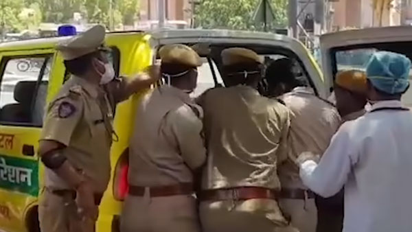 வலுக்கட்டாயமாக தூக்கி செல்லும் போலீஸ்... இந்த வீடியோவை பார்த்தால் இனி வீட்டை விட்டு வெளியே வரவே மாட்டீங்க வலுக்கட்டாயமாக தூக்கி செல்லும் போலீஸ்... இந்த வீடியோவை பார்த்தால் இனி வீட்டை விட்டு வெளியே வரவே மாட்டீங்க