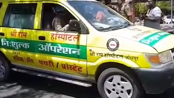 வலுக்கட்டாயமாக தூக்கி செல்லும் போலீஸ்... இந்த வீடியோவை பார்த்தால் இனி வீட்டை விட்டு வெளியே வரவே மாட்டீங்க வலுக்கட்டாயமாக தூக்கி செல்லும் போலீஸ்... இந்த வீடியோவை பார்த்தால் இனி வீட்டை விட்டு வெளியே வரவே மாட்டீங்க