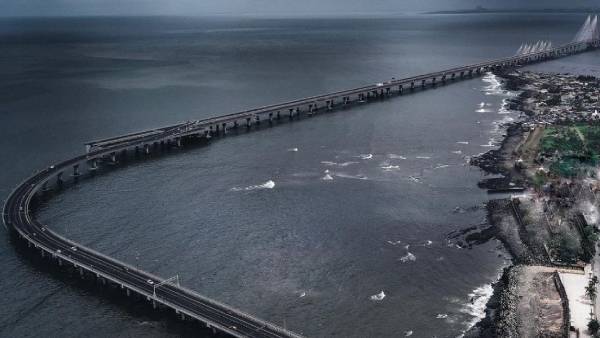 கொரோனாவுக்கு மத்தியில் இது வேறயா... டவ்-தே புயலால் கப்பல் மூழ்கியதில் 37 பேர் பலி- 38 பேர் கதி என்ன?