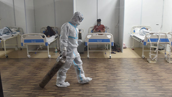 அன்று தாயை காப்பாற்ற ஆக்ஸிஜன் கிடைக்கவில்லை... இன்று ஆக்ஸிஜன் சிலிண்டர் உடன் சென்னை GH வாசலில் அவரது மகள்...!! 