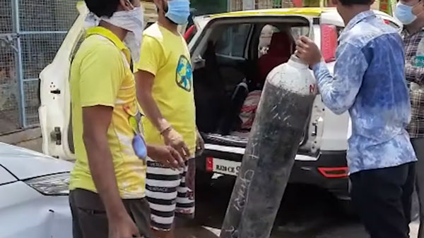 ஆக்ஸிஜன் வசதியும் உண்டு... 4 கார்களை நடமாடும் மருத்துவமனைகளாக மாற்றிய நண்பர்கள்... அதுவும் சொந்த செலவில்!