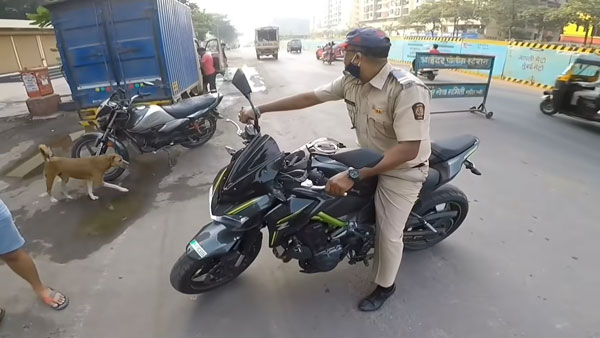 ஒரு ரவுண்டு தரீங்களா?.. பைக்கை பார்த்ததும் குழைந்தையாக மாறிய போலீஸ்... அப்படி என்ன பைக்குங்க அது?..