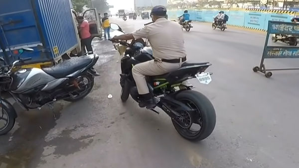 ஒரு ரவுண்டு தரீங்களா?.. பைக்கை பார்த்ததும் குழைந்தையாக மாறிய போலீஸ்... அப்படி என்ன பைக்குங்க அது?..