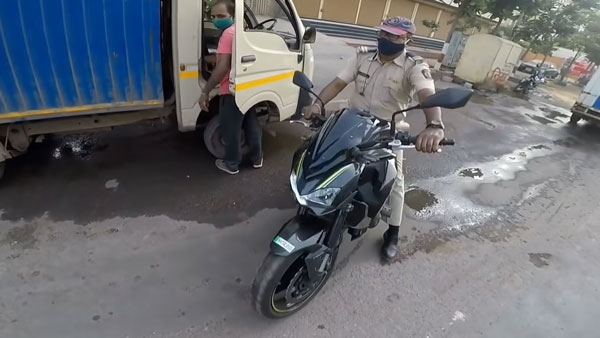 ஒரு ரவுண்டு தரீங்களா?.. பைக்கை பார்த்ததும் குழைந்தையாக மாறிய போலீஸ்... அப்படி என்ன பைக்குங்க அது?..