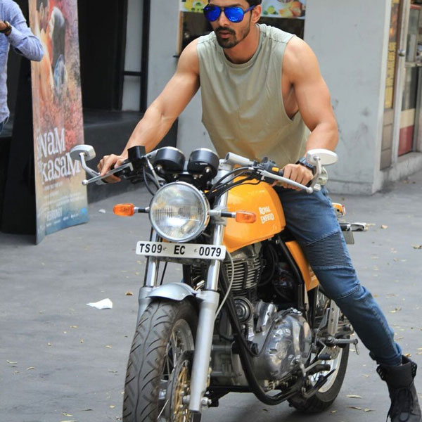 ஆக்சிஜன் விநியோகத்திற்காக தனது விலையுயர்ந்த பைக்கை விற்கும் பிரபல நடிகர்... யார் அவர்னு தெரியுமா?