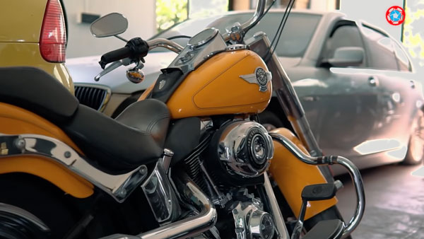 ஒரு மியூசியமே வச்சிருக்காரு... ஒத்த ஆளு கிட்ட இத்தன க்ரூஸர் பைக்குகளா?.. இவர்தாங்க உண்மையான பைக் காதலர்... 24 கேரட் கோல்ட்டால அலங்கரிச்சிருக்கானு பாருங்களேன்!! ஒரு மியூசியமே வச்சிருக்காரு... ஒத்த ஆளு கிட்ட இத்தன க்ரூஸர் பைக்குகளா?.. இவர்தாங்க உண்மையான பைக் காதலர்... 24 கேரட் கோல்ட்டால அலங்கரிச்சிருக்கானு பாருங்களேன்!!