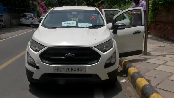 ஆக்ஸிஜன் சிலிண்டர்களுடன், தனது ஃபோர்டு காரை ஆம்புலன்ஸாக மாற்றிய டெல்லி ஐடி ஊழியர்!! 