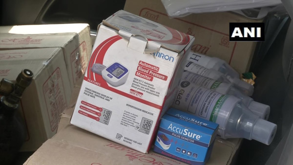 ஆக்ஸிஜன் சிலிண்டர்களுடன், தனது ஃபோர்டு காரை ஆம்புலன்ஸாக மாற்றிய டெல்லி ஐடி ஊழியர்!! 