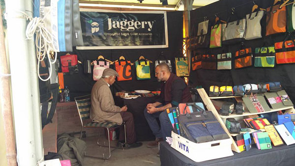 இந்த பேக்குகள் எப்படி தயாரிக்கப்படுகின்றன தெரியுமா? சிறிய ஸ்டார்ட்அப் நிறுவனம் செய்த புதுமையான காரியம்!