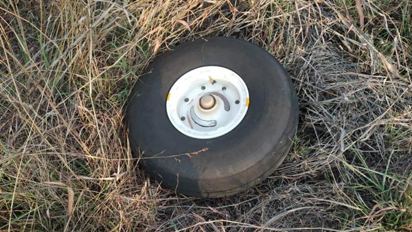 டேக் ஆஃப் ஆகும் போது கழன்று விழுந்த சக்கரம்... விமானியால் தவிர்க்கப்பட்ட பெரும் விபத்து!! 