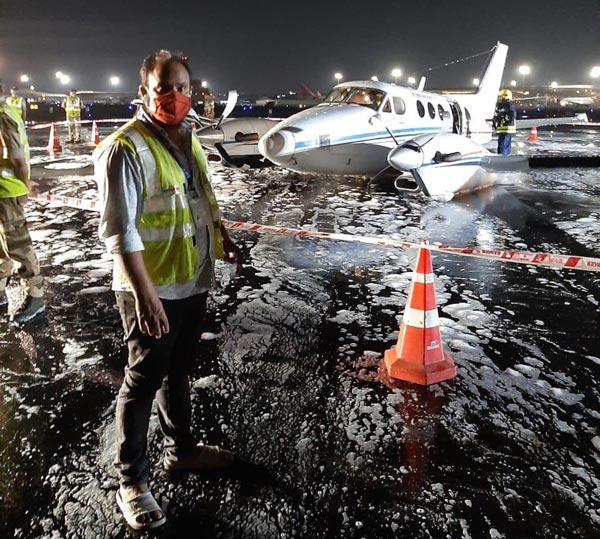 டேக் ஆஃப் ஆகும் போது கழன்று விழுந்த சக்கரம்... விமானியால் தவிர்க்கப்பட்ட பெரும் விபத்து!! 
