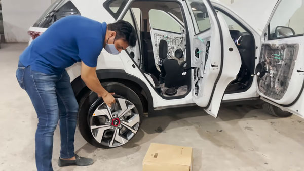 கியா சொனெட் காரிலா இப்படி!! வேற லெவல் காரியத்தை செய்துள்ள உரிமையாளர்!