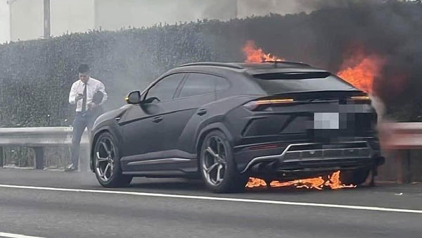 சில நிமிடங்களில் ஒன்றுமில்லாமல் போன கோடி ரூபாய் கார்... லம்போர்கினி உருஸ்!! எங்கு நடந்தது தெரியுமா?