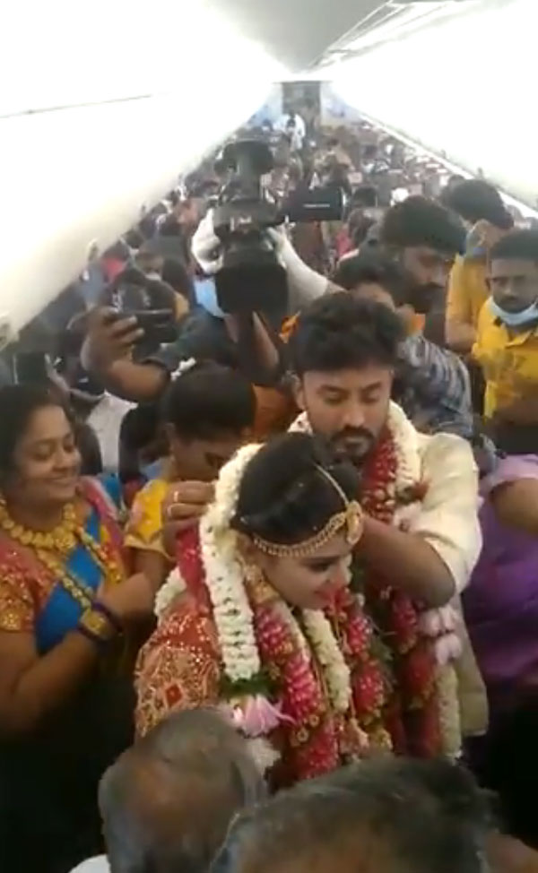 இந்த செய்தி விமானத்தை கண்டுபிடிச்சவருக்கு தெரியாம பாத்துங்கோங்க... விமானத்தை மணமேடையாக மாற்றிய மதுரை இளைஞர்... வீடியோ!